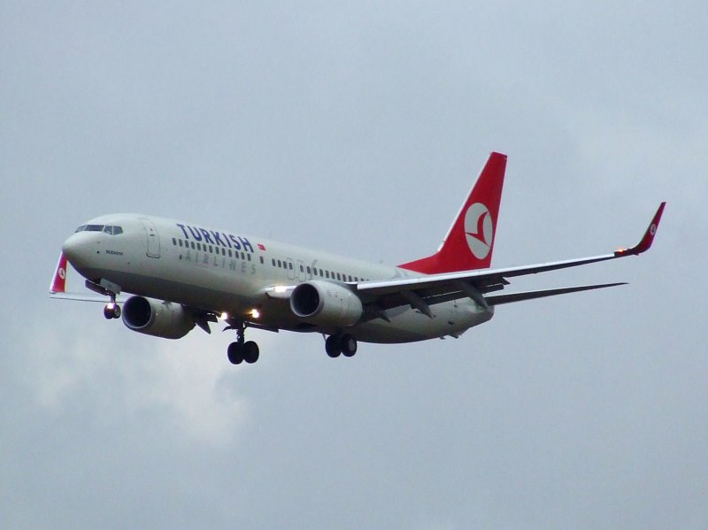 Eine Boeing 737 der Turkish Airlines beim Landeanflug auf Dsseldorf (DUS) am 22.12.2008.