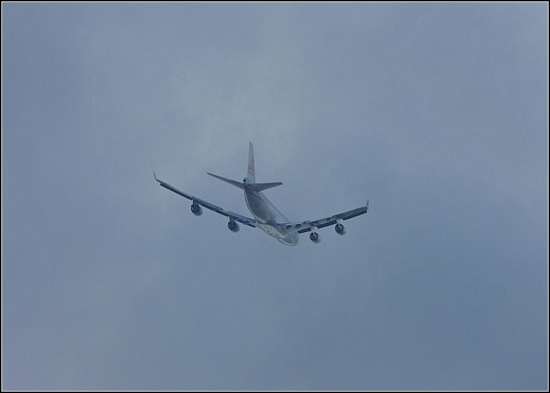 Eine Boeing 747 der Cargolux ist am Flughafen von Luxemburg gestartet und berfliegt die Hauptstadt am 04.10.08. (Jeanny)