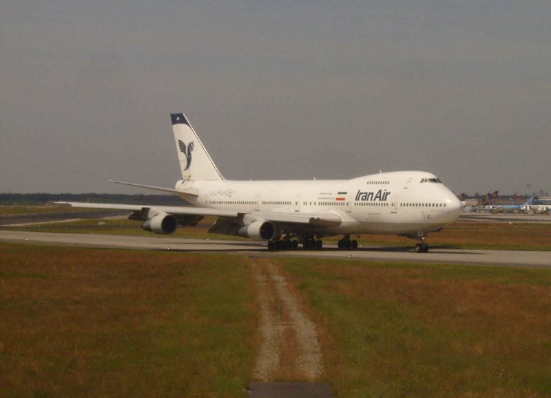 Eine Boeing 747 der Iran Airlines nach der Landung auf dem Rollfeld des Frankfurter Flughafens. (10.06.2006)