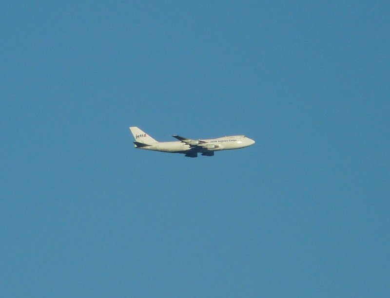 Eine Boeing 747 der JETT8 AIRLINES CARGO berfliegt Ptange. Wahrscheinlich ist sie in der Warteschleife bevor sie auf dem Flughafen Luxemburg landen kann. 20.12.07