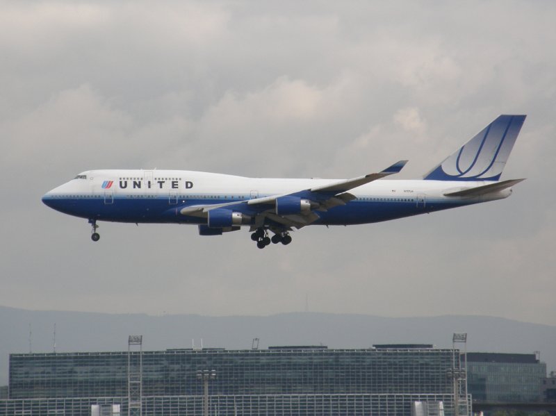 Eine Boeing 747 der United schwebt am 16.07.2008 in Frankfurt ein.