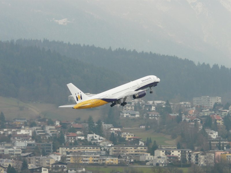 Eine Boeing 757-2T7 der Monarch Airlines (G-DAJB) beim Start vom Flughafen Innsbruck Kranebitten am 08.03.08.