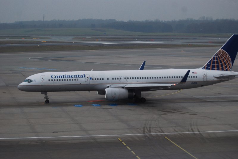 Eine Boeing 757 der Continental Airlines auf dem Vorfeld des Hamburger Flughafens bereit um zum Start Richtung Newark zu rollen.Aufgenommen am 14.12.08