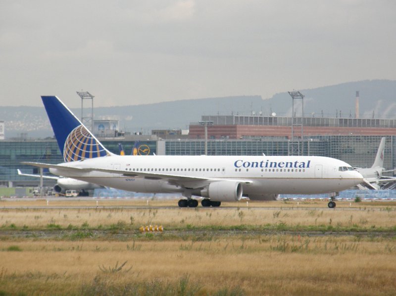 Eine Boeing 767 der Continental auf dem Rollfeld des Frankfurter Flughafens. (16.07.2008)