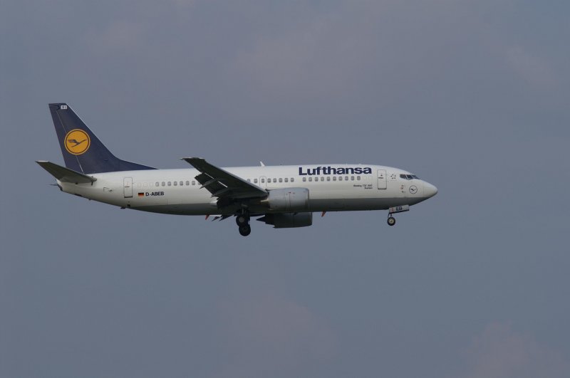 Eine Boeing B737 von der Lufthansa mit der Kennung D-ABEB (Taufname Xanten) aufgenommen am 04.04.09 am Zricher Flughafen.