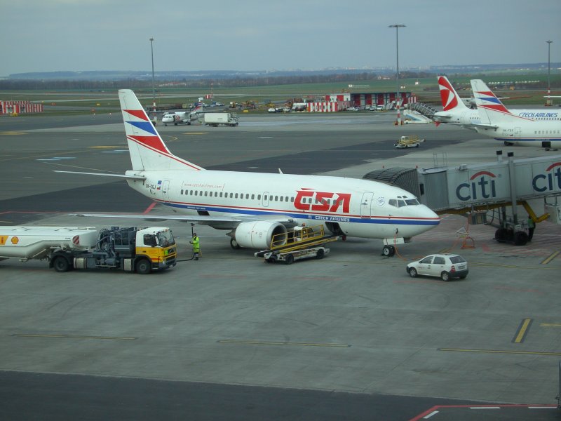 Eine Boing 737 der CSA wartet am 08.04.08 auf dem Prager Flughafen auf die Abfertigung.
