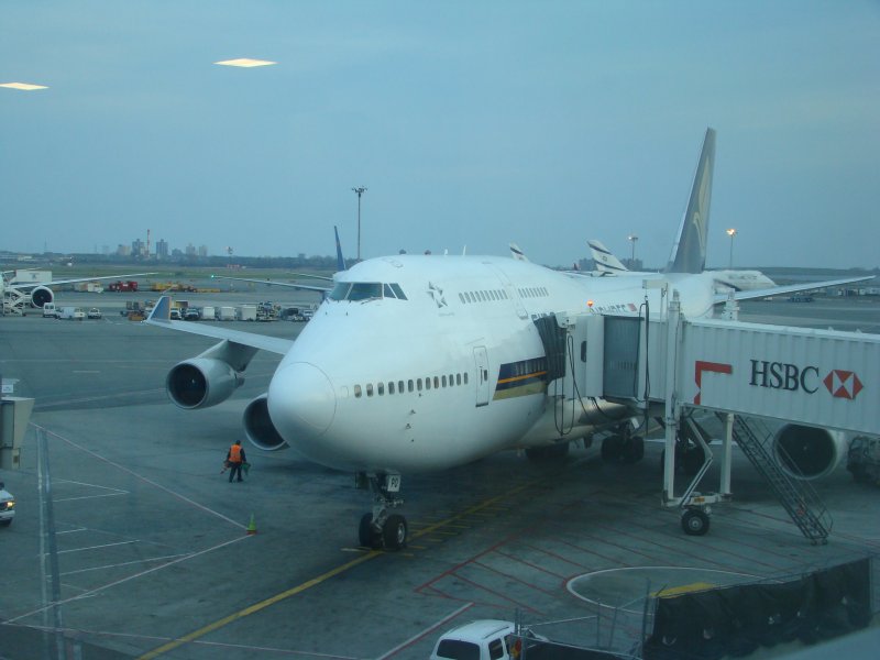 Eine Boing 747-400 der Singapore Airlines am Flughafen John F. Kennedy International. Nur noch kurze Zeit dann ist Boarding, Pnktlich um 20:05 und 21:05 ist Start mit SQ 25.
