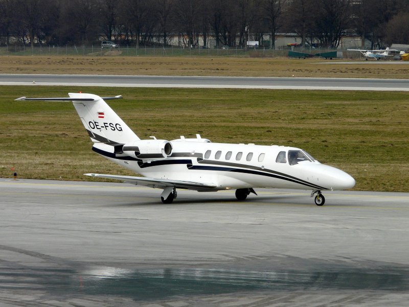 Eine Cessna 525A Citation CJ2 der Tyrolean Jet Services (OE-FSG) am Flughafen Kranebitten in Innsbruck am 08.03.08.