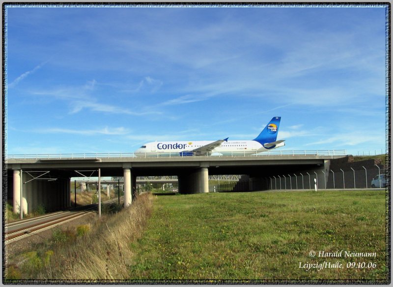 Eine Condor A320-200 auf der Rollbrcke West in Leipzig/Halle rollt zur Startbahn Nord, 09.10.06