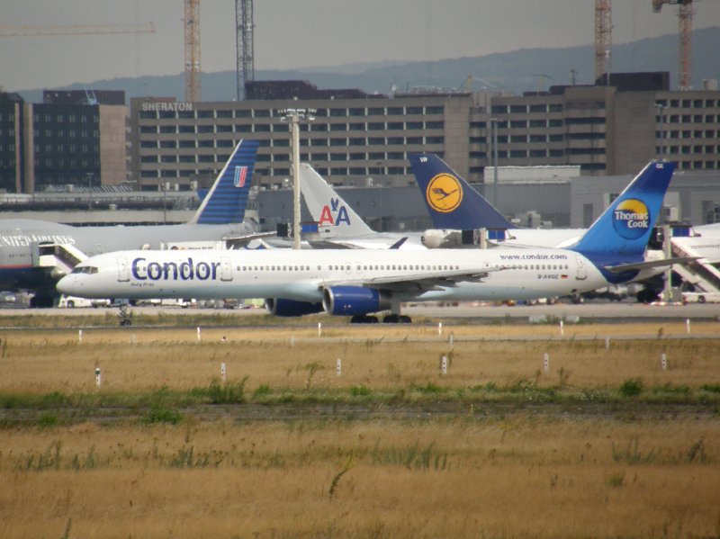 Eine Condor Boeing 757 rollt in Frankfurt am Main zum Start. (16.07.2008)