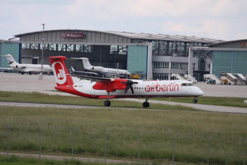 Eine De Havilland Canada DHC 8 der AIR BERLIN mit der Kennung D-ABQF aufgenommen am 30.05.09 am Flughafen Stuttgart.