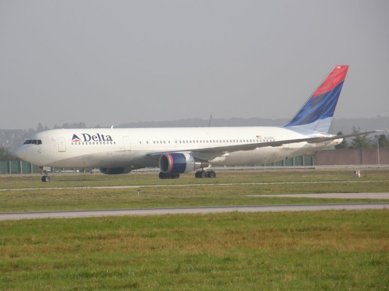 Eine Delta Boeing 767 auf dem Rollfeld in Stuttgart nach der Landung aus Atlanta am Morgen des 30.08.2008.