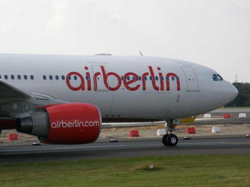 Eine Detailaufnahme eines Airbus A 330 der Air Berlin, der in Dsseldorf auf dem Weg zur Startbahn ist. (14.07.2008)