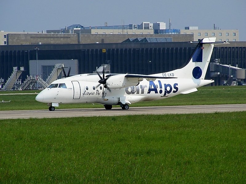 Eine Do-328 der Air Alps (OE-LKD) verlsst die Runway. Hannover am 2.5.2009.