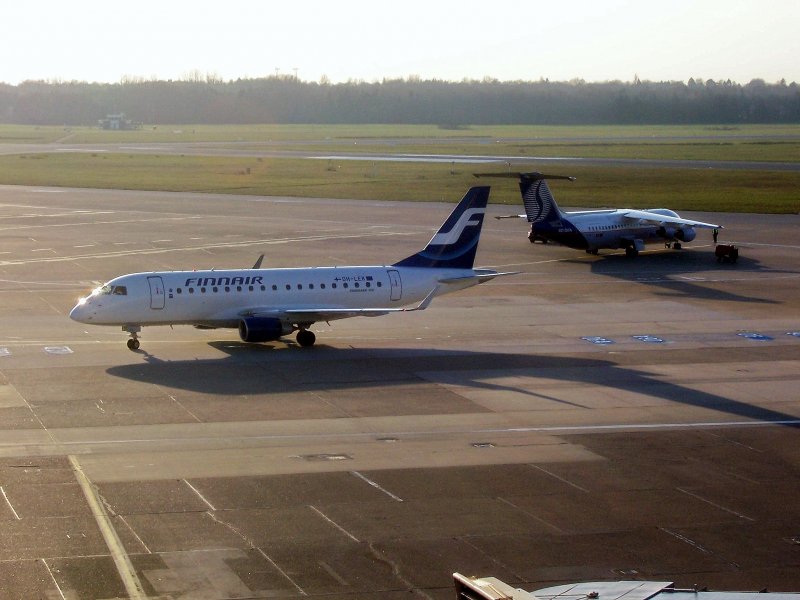 Eine Embraer der Finnair im Hintergrund ein Jet der SN Brussel Airlines am 27.03.07
