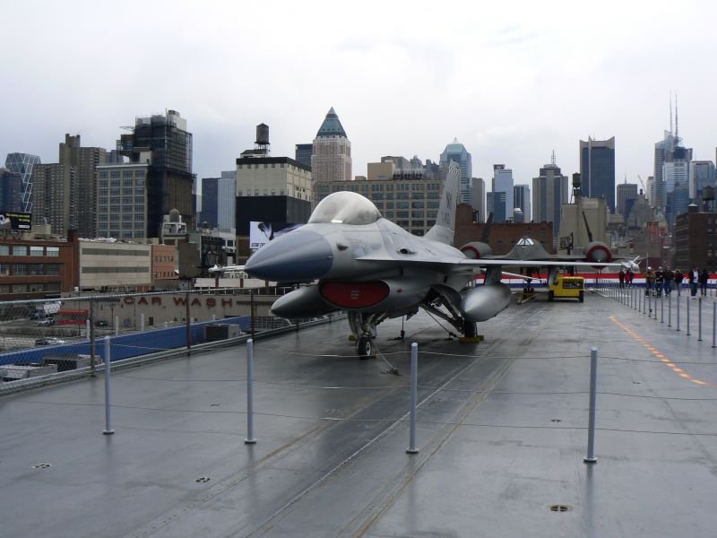 Eine F-16 auf dem Auendeck des Flugzeugtrgers  Intrepid , im Hintergrund eine A-12 Blackbird (New York, 08.04.2009).