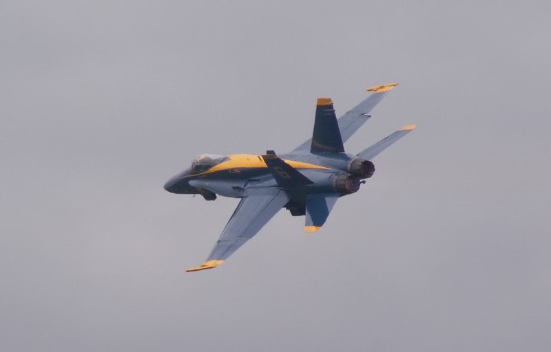 Eine F-18 der Blue Angels donnert ber das Flugfeld. Das Foto stammt vom 16.06.2006