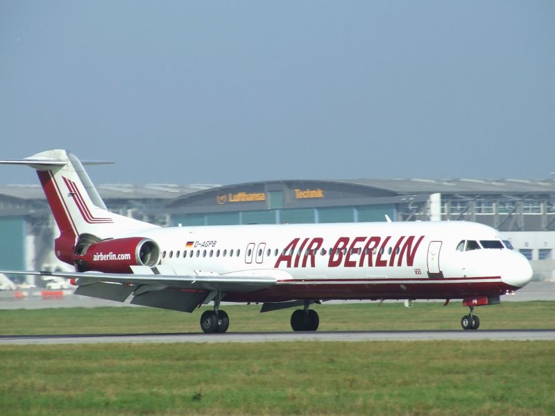 Eine Fokker 100 der Air Berlin bei der Landung in Stuttgart am 30.08.2008.