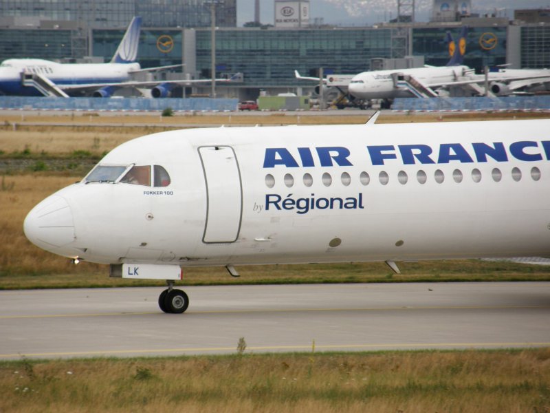 Eine Fokker 100 der Air France in Frankfurt am Main am 16.07.2008.