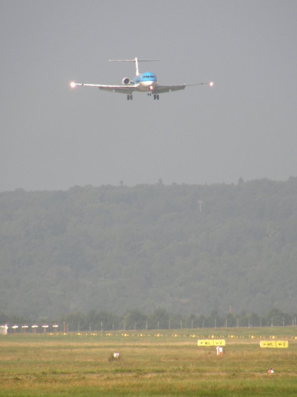 Eine Fokker 100 der KLM im Landenanflug auf Stuttgart (STR) am 30.08.2008.