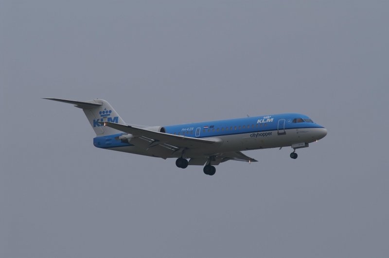 Eine Fokker 70 (F28-0070) der KLM CityHopper mit der Kennung    PH-KZR aufgenommen am 04.04.09 am Zricher Flughafen.