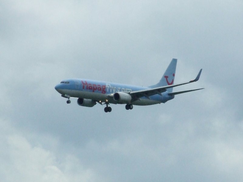 Eine Hapag Fly Boeing 737-800 schwebt am 03.06.2008 am Flughafen Stuttgart ein.