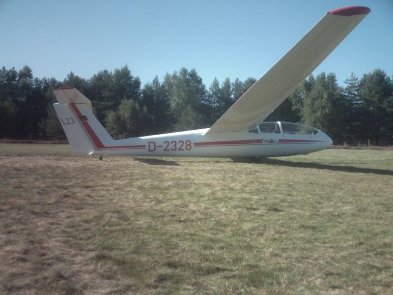 Eine L-23 Super Blanik mit der Regestrierung D-2328 in Celle Arloh.