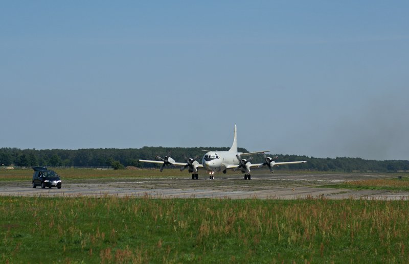 Eine Lockheed Orion P-3C ist soeben gelandet und rollt nun Richtung Ausstelllungsgelnde.  Lrz, 25.05.2008