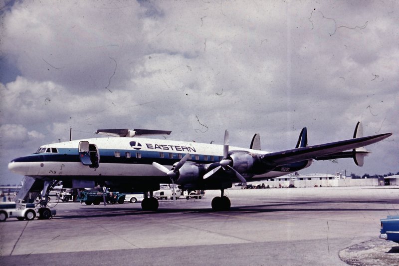 Eine Lockheed Super Constellation der EASTERN Airlines - gesehen in 1968. Leider kann ich den Ort nicht mehr nachvollziehen, es knnte Phila oder Boston gewesen sein? Das Dia ist schon zimelich ramponiert, daher die Flusen und Streifen. Trotzdem: ein gutes Bild.