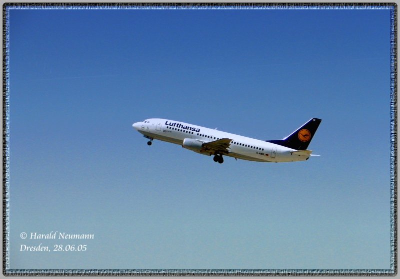 Eine Lufthansa B 737_500 ist gerade am Dresdner Flughafen gestartet. 28.06.05