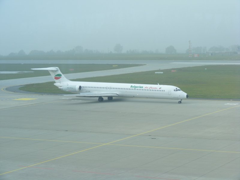 Eine MD-82 (LZ-LDC) von Bulgarian Air Charter ist am 1.11.2008 als Flug BUC 6005 aus Varna kommend in Dresden gelandet und rollt nun zum Gate.
