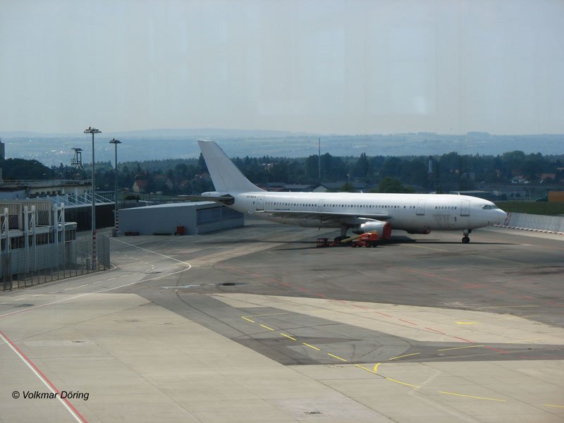 Eine Noname-A300 wartet in Dresden-klotzsche auf den Umbau zum Transportflieger; 24.05.2007
