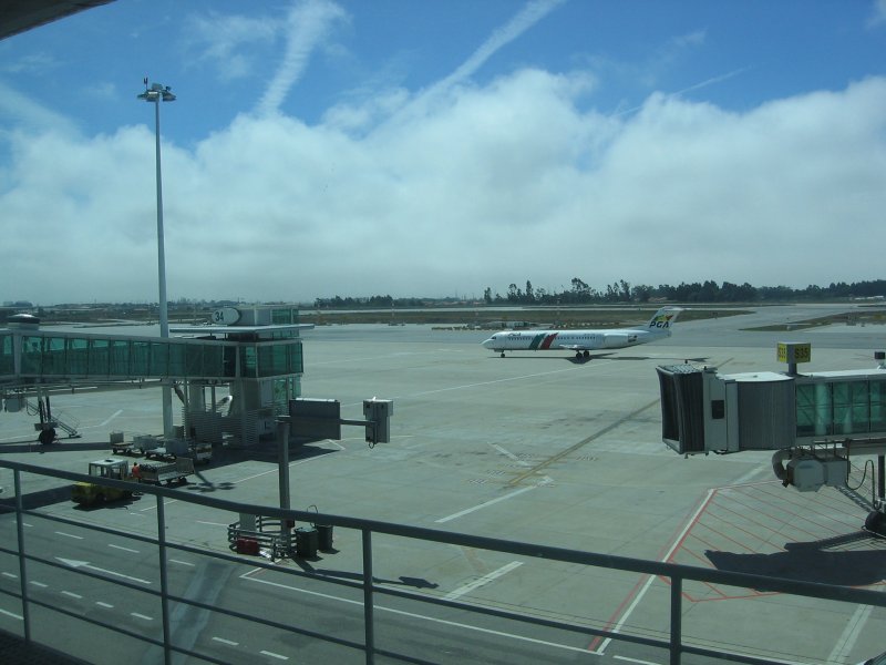Eine Portugalia Fokker 100 rollt auf dem Airport von Porto