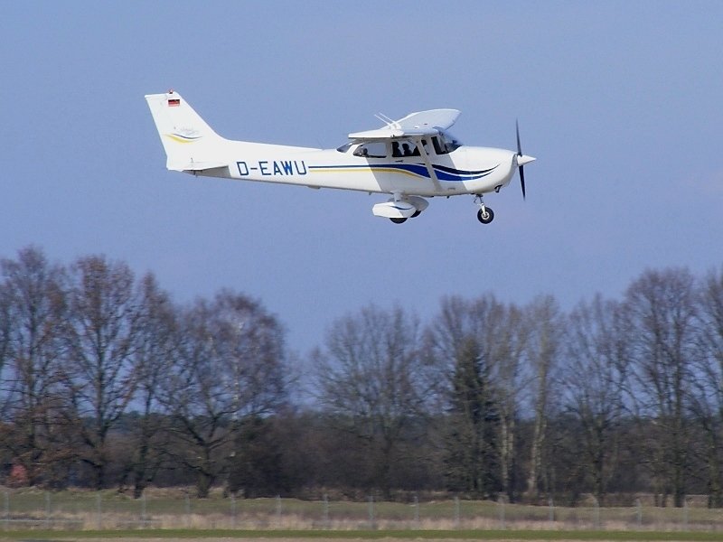 Eine private Cessna 172 (D-EAWU) im Anflug auf Hannover am 4.3.2009.