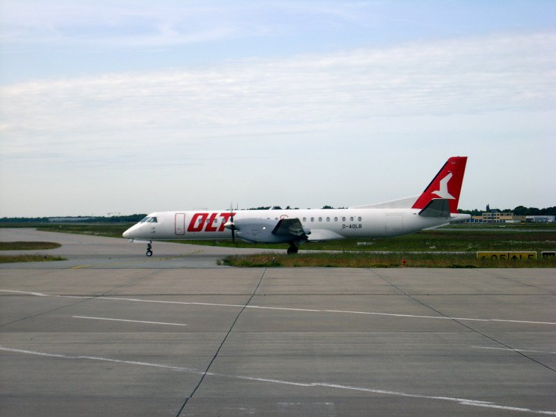 Eine Saab 2000 der OLT Ostfriesische Lufttransport auf dem Weg zum Start in Hamburg Fuhlsbttel am 27.05.08