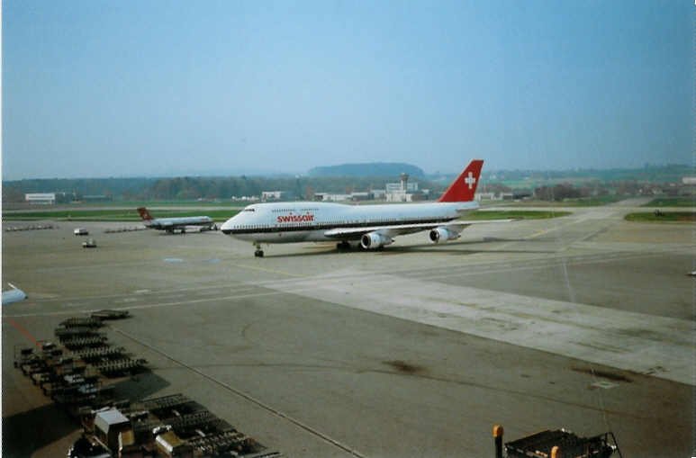 Eine Swissair-Maschine auf dem Flughafen Zrich-Kloten