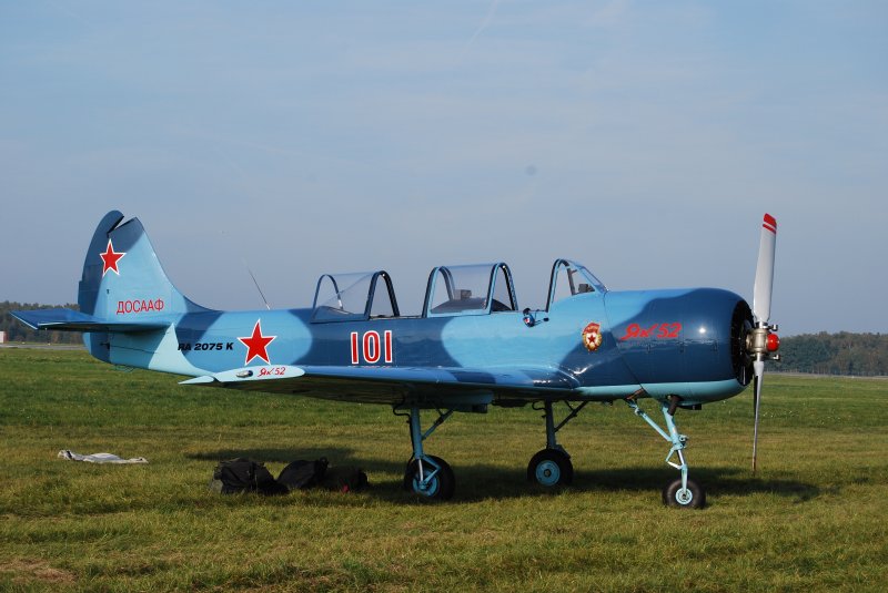Eine Yak-52 bei den Flugtagen Lbeck am 27.09.08 auf dem Flughafen Lbeck Blankensee.
