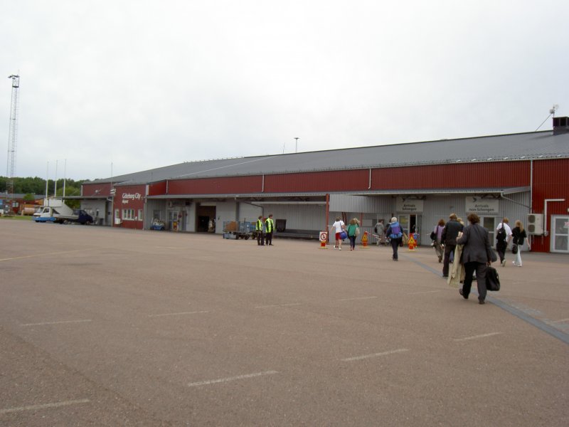 Einen Teil der Abstellflche des Mini-Flughafens Gteborg City. Rechts ist der Eingang Schengen/Nicht-Schengen. Entstanden am 9. Juni 2009.