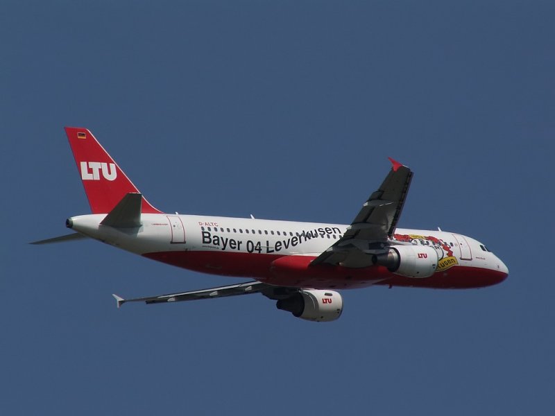 Einer der LTU Logo-Jets zieht in den blauen Himmel ber Dsseldorf. Reg. ist D-ALTC. Das Foto stammt vom 29.04.2007 