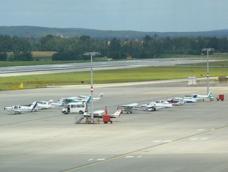Elf Kleinflugzeuge auf dem Rollfeld in Dresden-Klotzsche; 27.08.2007
