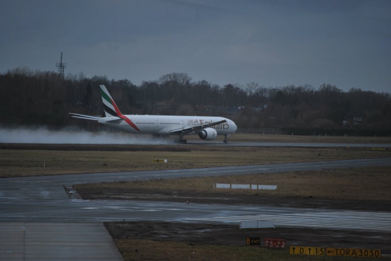 Eine Boeing 777-300 von Emirates startet in Hamburg. (08.03.09)
 