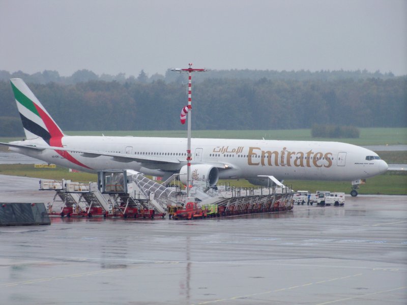 Emirates, B777-31H, A6-EMS aus Dubai ist gerade in Hmaburg gelandet. Aufgenommen am 9.10.09