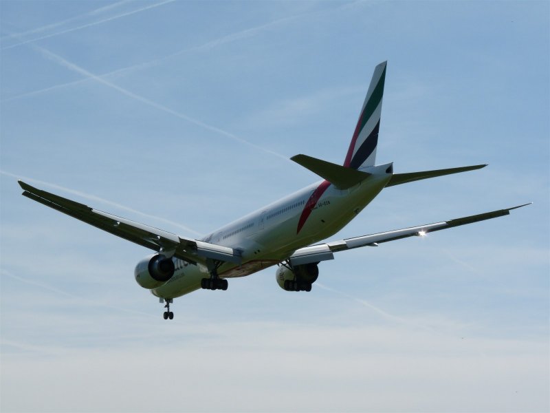 Emirates Boeing 777-31H(ER) vor Landung am 21.5.2009.