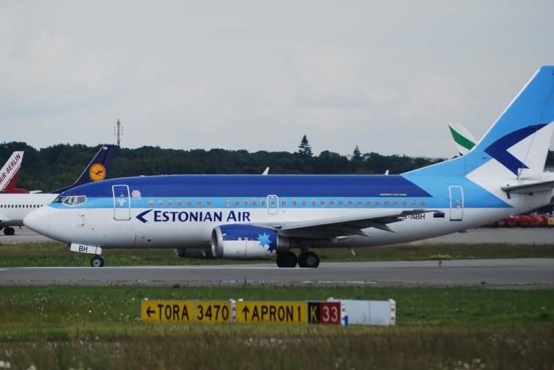 Die Boeing 737-500 ES-ABH der Estonian Air beim anrollen zum