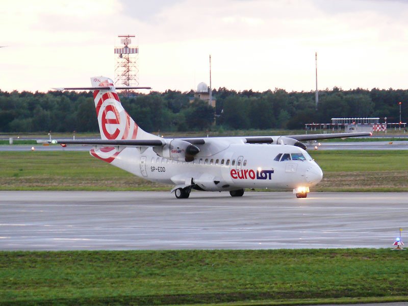 Eurolot ATR 42 SP-EDD rollt am Abend des 03.09.2007 in Berlin TXL zum Start zur 26L