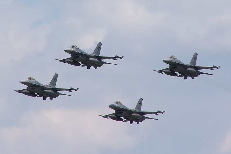 Sauber geflogene 4-Ship Formation italienischer F-16. Das Foto stammt vom