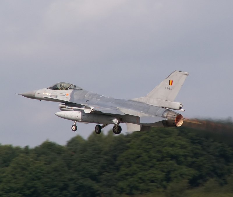 Und ab geht es zur n�chsten Mission �ber Belgien. F-16