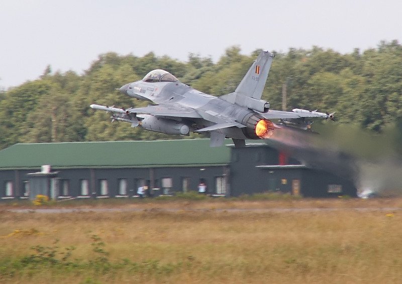 Mit ordentlich Dampf macht sich diese belgische F-16 auf den