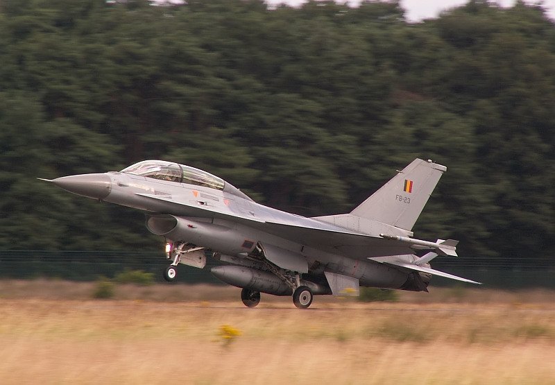 Eine F-16 B der belgischen Luftwaffe startet in KeeBee am