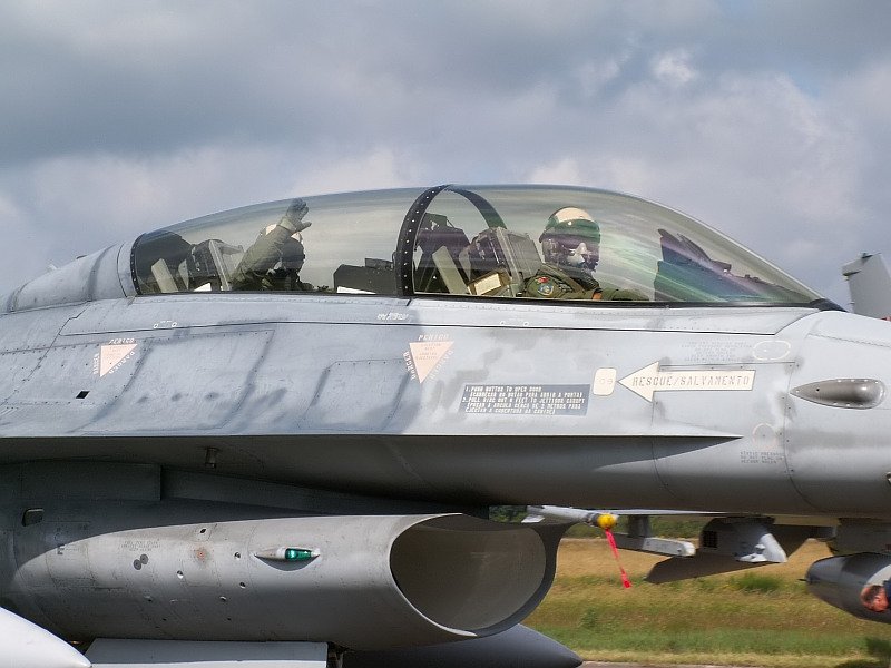 Der Backseater der portugiesischen F-16 gr��t in die Menge. Das